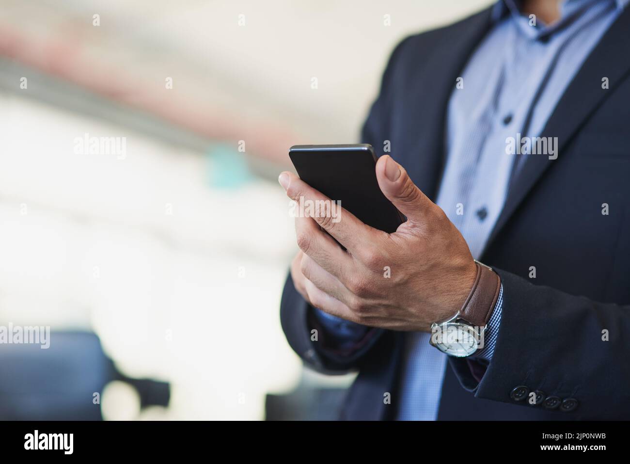 Fate in modo che le connessioni possano avvantaggiare la vostra azienda. Primo piano di un uomo d'affari irriconoscibile utilizzando un cellulare in un ufficio. Foto Stock