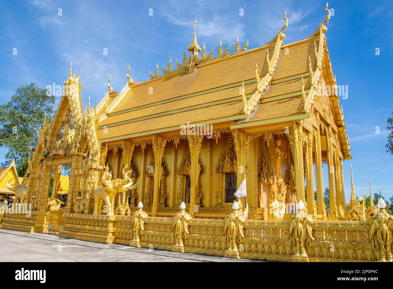 La vista di Wat Pak Nam Jolo in Chachoengsao Thailandia, l'unica cappella completamente dorata in Thailandia. Foto Stock