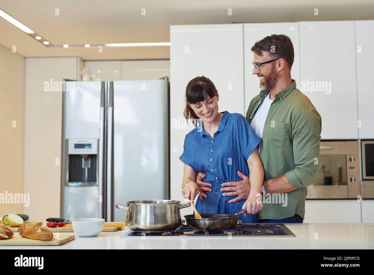 Fatto con amore in più così il suo gong per essere extra delizioso. Una coppia matura che cucinano insieme a casa. Foto Stock