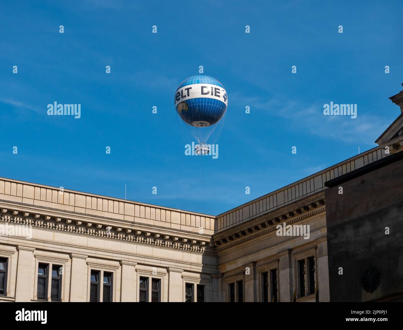 Il mongolfiera mondiale (Weltballon) nella città di Berlino dietro l'edificio del Bundesrat. La gente si diverse a sorvolare la città e a godere di una splendida vista. Foto Stock