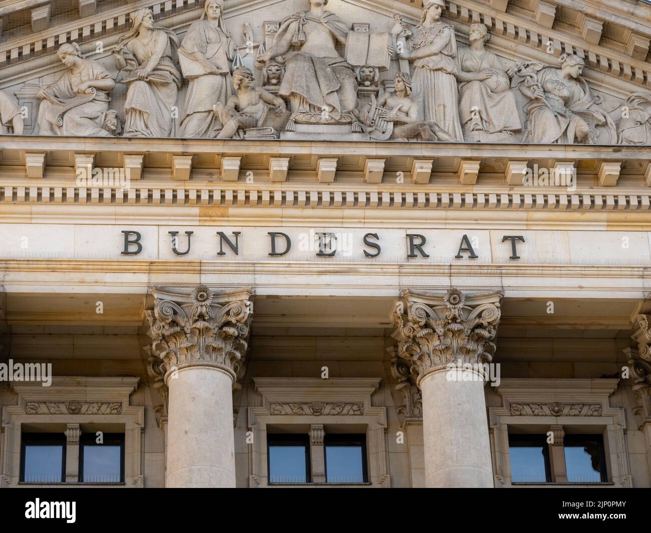 Primo piano della scritta Bundesrat sulla facciata dell'edificio del consiglio federale di Berlino. Particolare dell'esterno del famoso edificio governativo. Foto Stock