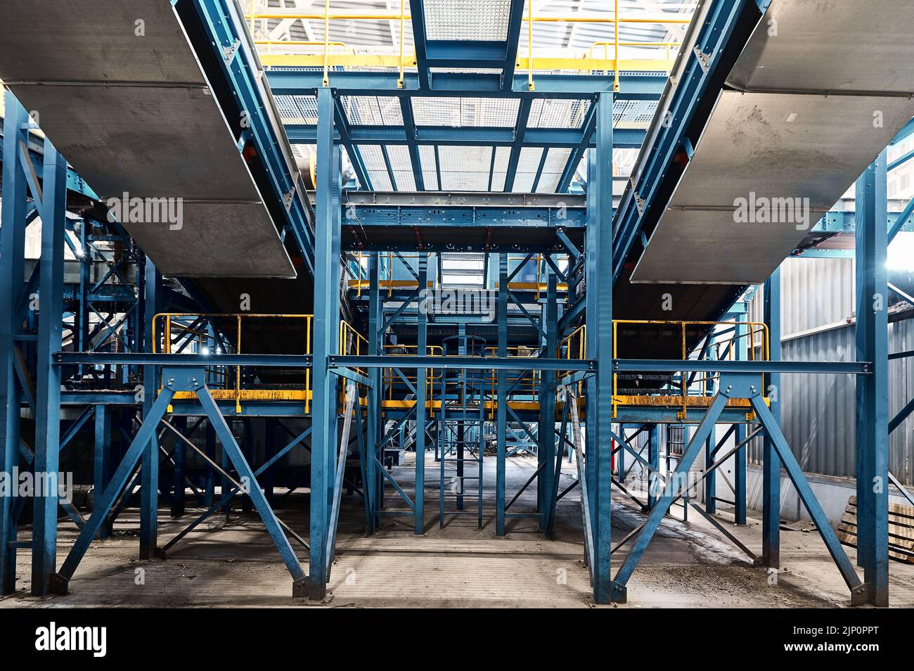 Il nastro trasportatore trasporta i rifiuti ordinati presso l'impianto di riciclaggio Foto Stock