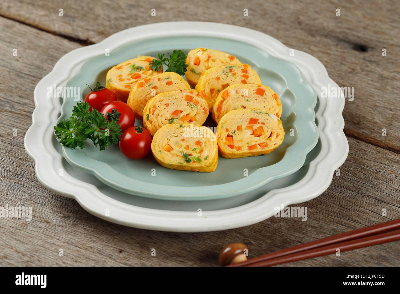 Tamagoyaki o Japanses Egg Roll. Gyeran Mari o Coreano laminato omelette, Telur Dadar Gulung. Messa a fuoco selettiva Foto Stock