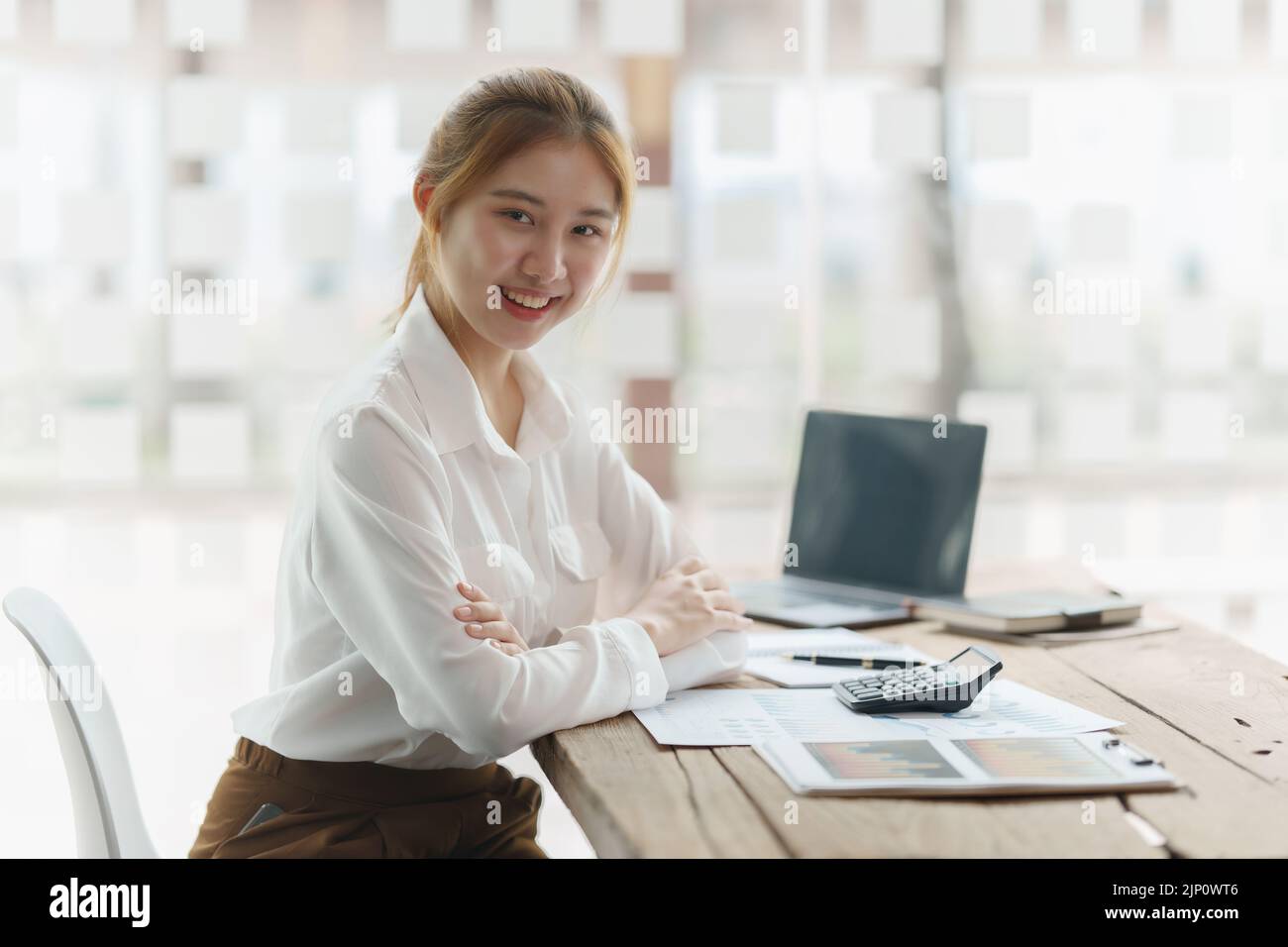 Bella giovane donna asiatica d'affari in ufficio Foto Stock