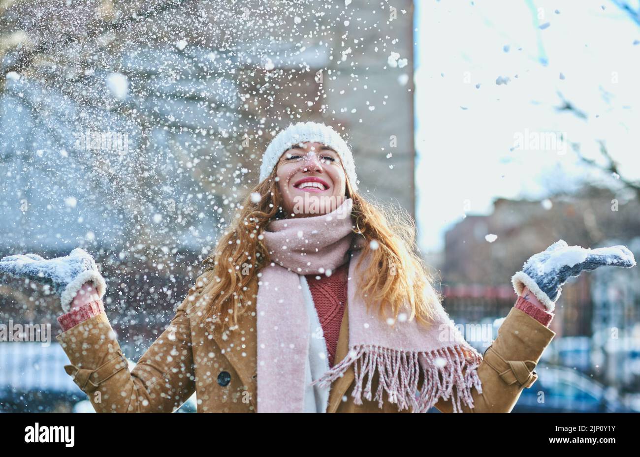 Theres qualcosa di magico circa la neve. Una giovane donna attraente che gode essere fuori nella neve. Foto Stock