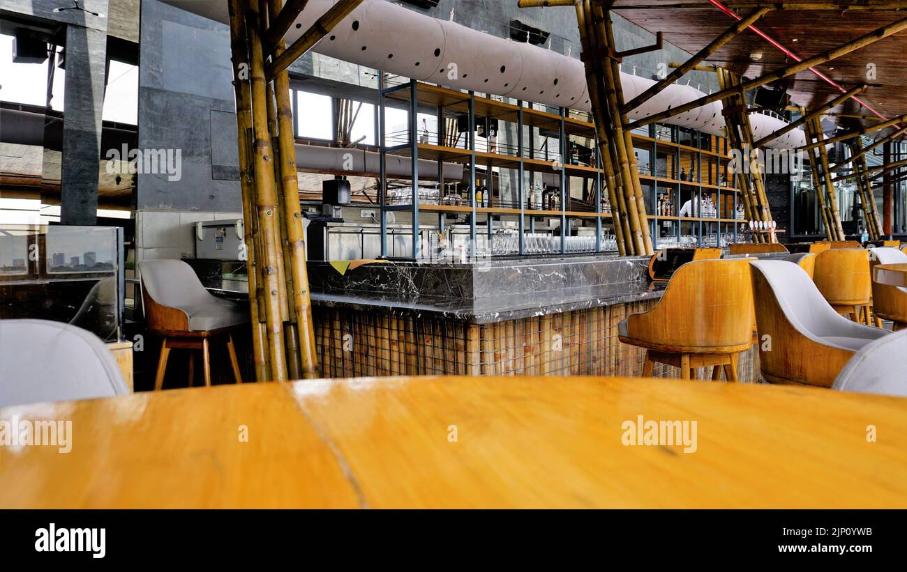 Bangalore,Karnataka,India-Giugno 18 2022: Alchimia del Chancery Pavilion Hotel, il miglior bar sul tetto con posti a sedere interni ed esterni. Gemma nascosta a risiedere Foto Stock