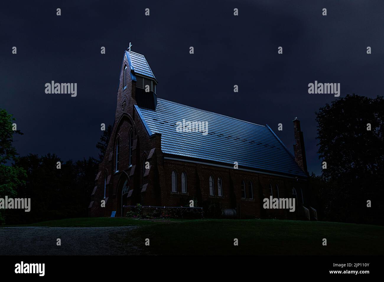 la piccola chiesa di notte Foto Stock