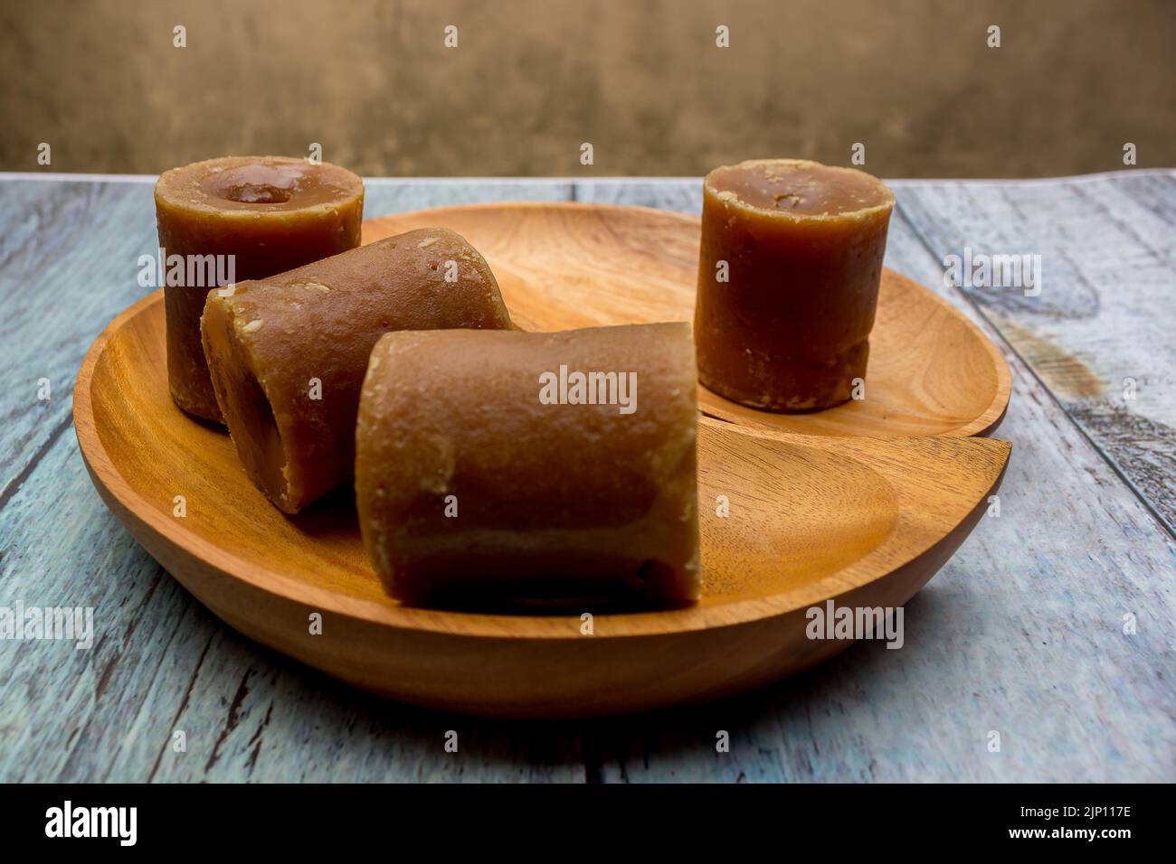 Zucchero di canna indonesiano, zucchero di palma o merah di gula in cubetti con vassoio di legno Foto Stock