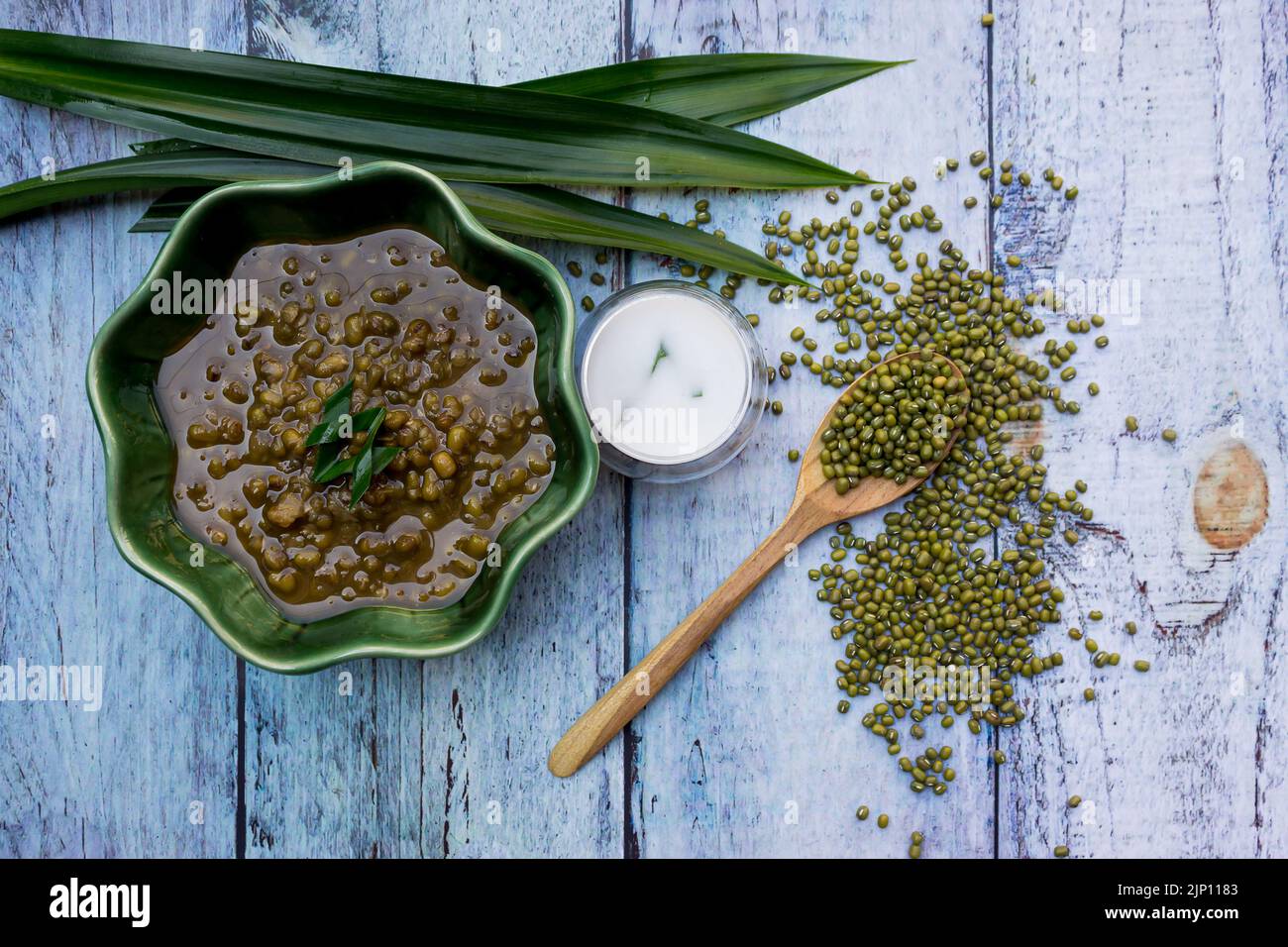 porridge di fagioli di mung o Indonesia bubur kacang hijau con latte di cocco e foglie di panda Foto Stock