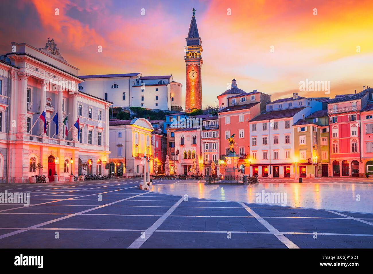 Piran, Slovenia. Splendida vista al crepuscolo di Piazza Tartini, viaggio sfondo sloveno. Foto Stock