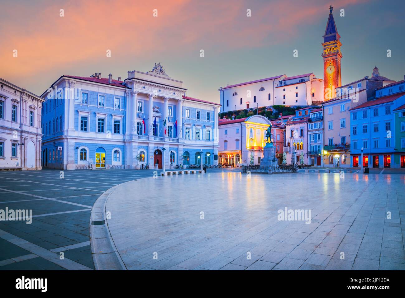 Piran, Slovenia. Splendida vista al crepuscolo di Piazza Tartini, viaggio sfondo sloveno. Foto Stock
