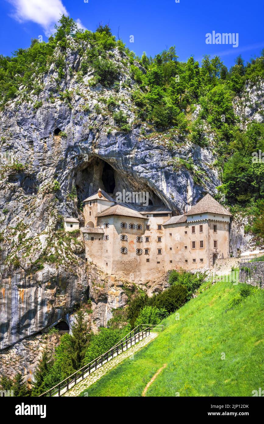 Castello di Predjama, Slovenia. Famoso 12th ° secolo, il più grande castello grotta del mondo, naturale sloveno viaggio dietro Postojna. Foto Stock