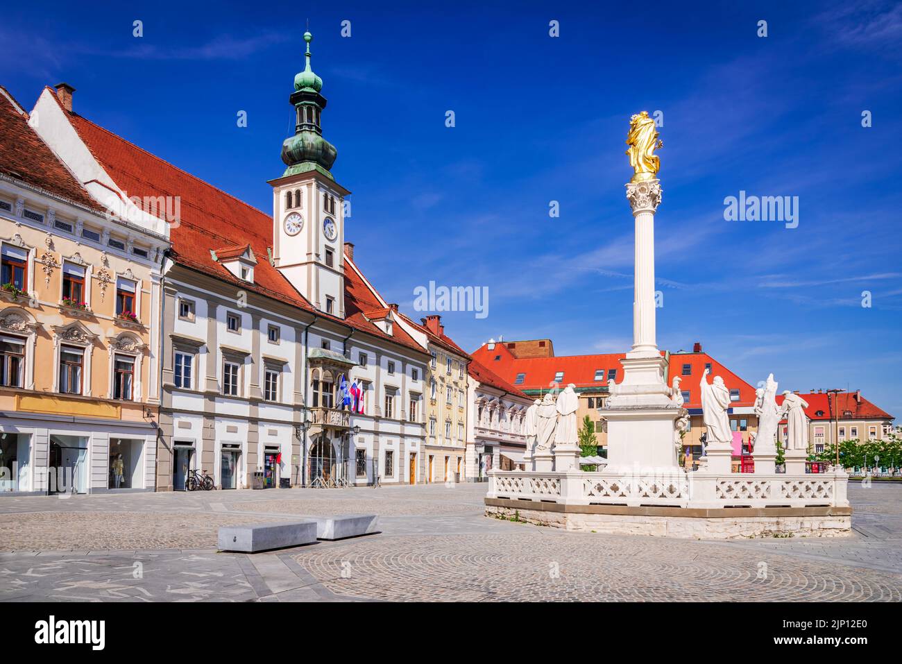 Maribor, Slovenia. Vista soleggiata del Maribor Old, scenografico paesaggio urbano della bassa Stiria con la piazza principale e la colonna della peste. Foto Stock
