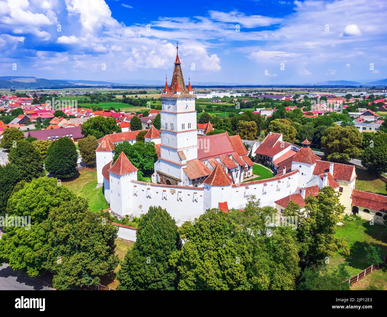 Transilvania, Romania. Harman, vista aerea della chiesa medievale fortificata costruita dai Sassoni nella contea di Brasov. Foto Stock