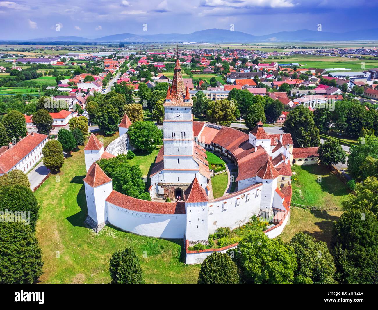 Transilvania, Romania. Harman, vista aerea della chiesa medievale fortificata costruita dai Sassoni nella contea di Brasov. Foto Stock