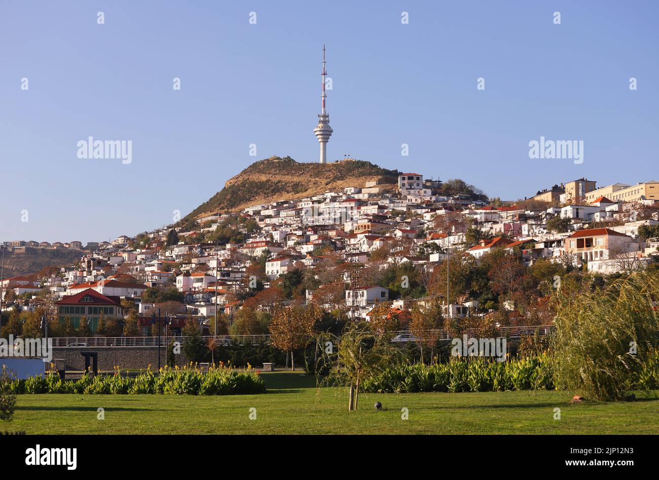 Piccole case in montagna. Bailovo. Città di Baku. Azerbaigian. Foto Stock