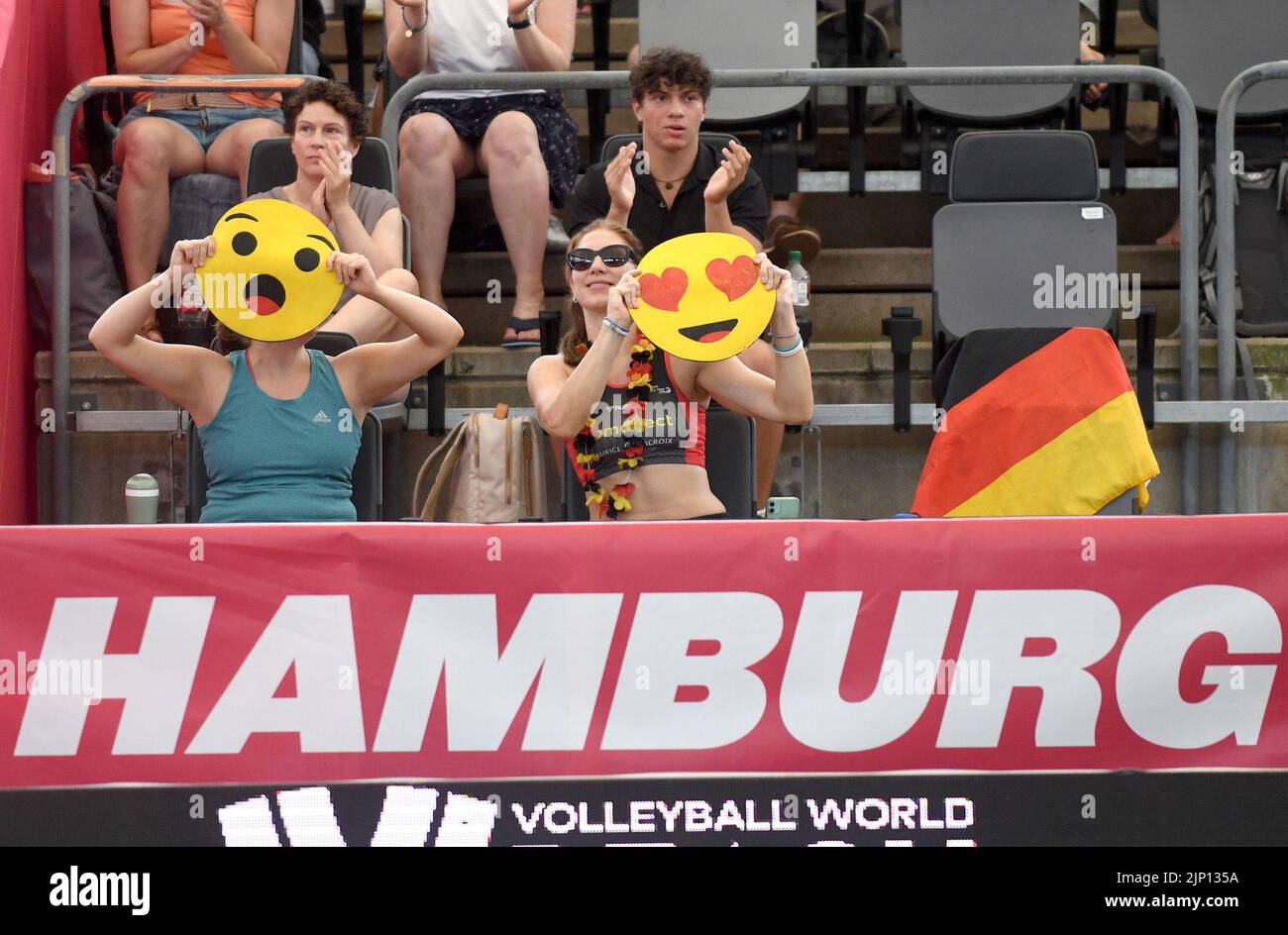 Amburgo, Germania. 14th ago, 2022. Beach Volleyball, Beach Pro Tour, 14 agosto 2022, Stadio di Amburgo Rothenbaum, pubblico di Amburgo in alto spirito con segni sorridenti Credit: Michael Schwartz/dpa/Alamy Live News Foto Stock