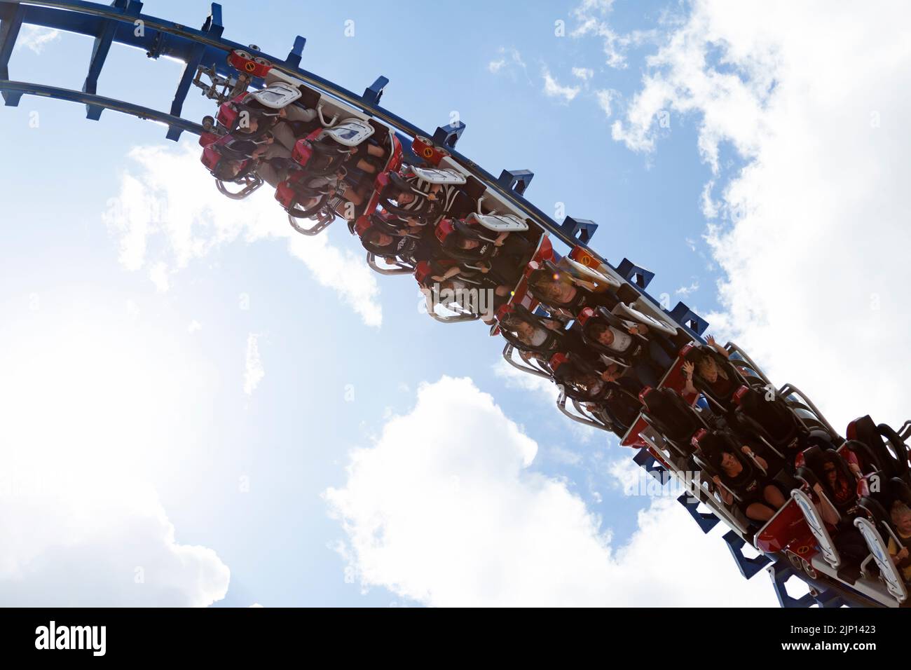 Powerpark, Finlandia - 20 giugno 2022: Le persone che cavalcano in alto a fianco in una montagna russa Foto Stock