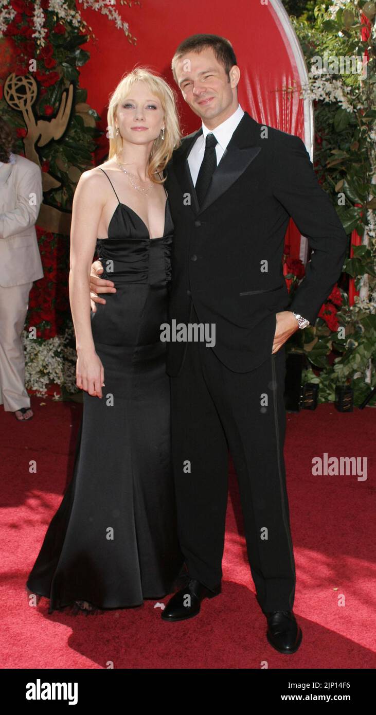 Foto del file datata 19/9/2004 dell'attrice Anne Heche, e suo marito, Coleman 'Coley' Laffoon, arrivano per il 56th° Emmy Awards annuale a Los Angeles, California. Heche è stato 'pacificamente tollera il sostegno alla vita' nove giorni dopo aver subito una 'lesione cerebrale sempreverde' in un incidente d'auto. Un rappresentante della stella di 53 anni ha confermato la sua morte presso l'agenzia di stampa PA la domenica sera. Data di emissione: Lunedì 15 agosto 2022. Foto Stock