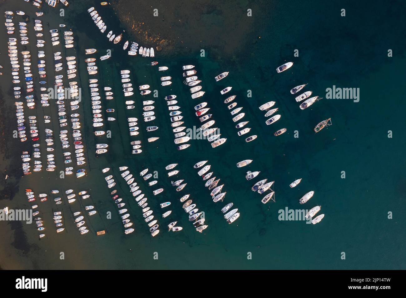 Documentazione fotografica del piccolo porto nel Golfo di Baratti Toscana Italia alla prima luce dell'alba Foto Stock