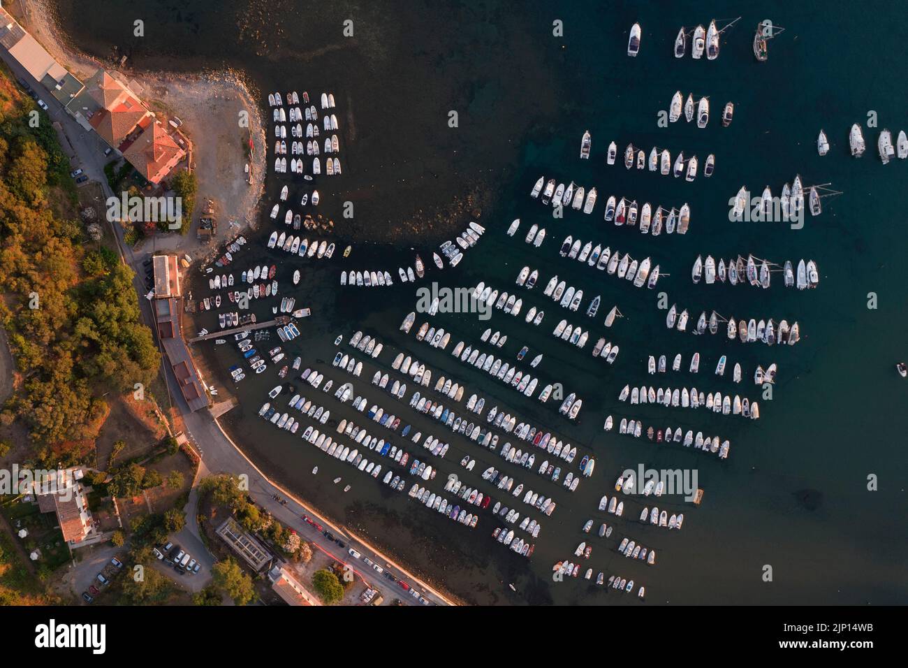 Documentazione fotografica del piccolo porto nel Golfo di Baratti Toscana Italia alla prima luce dell'alba Foto Stock