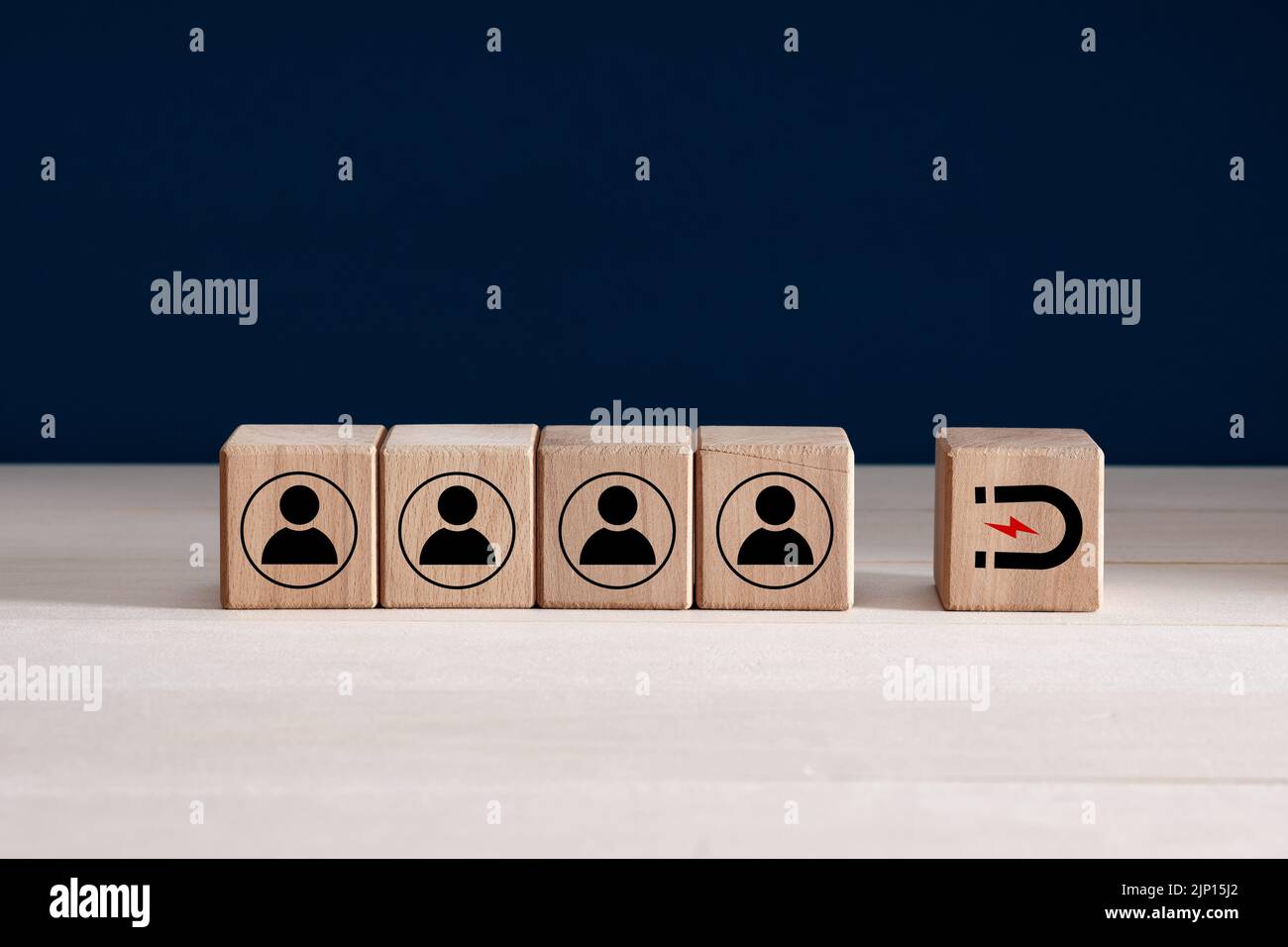 Strategia di inbound marketing, fidelizzazione dei clienti, marketing digitale e richiamo di potenziali clienti nel concetto di business. Cubi di legno con magnete ICO Foto Stock