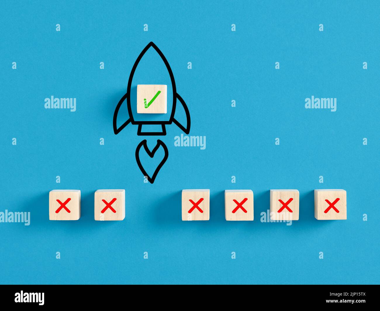 Scelta dell'opzione giusta per il concetto di avvio. Accelerazione aziendale e obiettivo verso il successo. Cubi di legno con icone giuste e sbagliate con un cubo all'interno Foto Stock