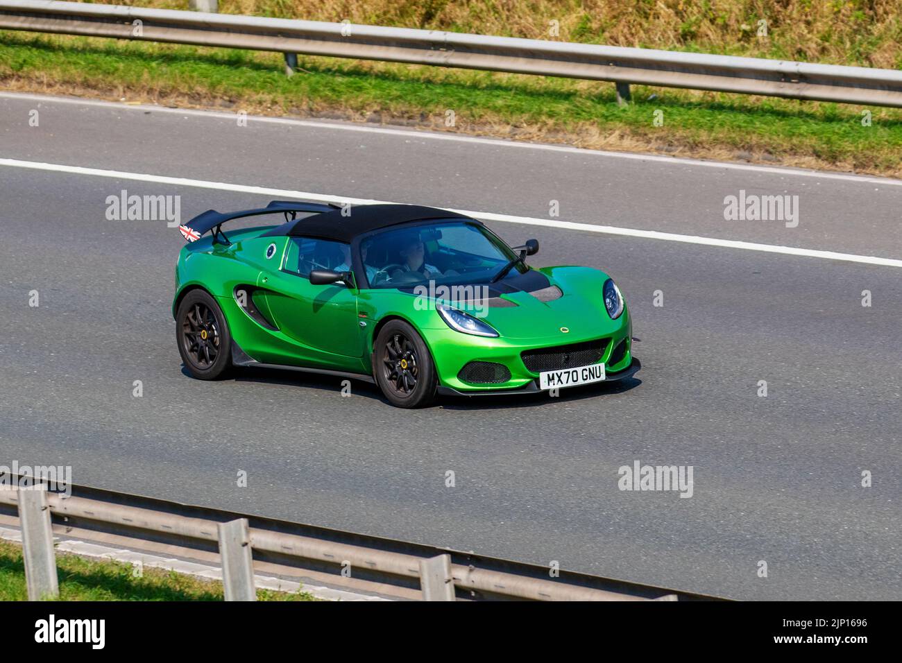 2020 green, Lotus Elise CUP 250, auto sportiva a due posti; viaggiando sull'autostrada M6, Manchester, Regno Unito Foto Stock