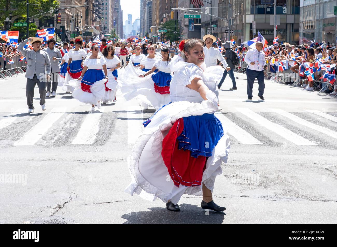 NEW YORK, NEW YORK – 14 AGOSTO: I partecipanti ballano e marciano alla Dominican Day Parade sulla 6th Avenue il 14 agosto 2022 a New York City. La National Dominican Day Parade ha celebrato 40 anni di marcia sulla Sixth Avenue a Manhattan. La sfilata celebra la cultura, il folclore e le tradizioni dominicane. Credit: Ron Adar/Alamy Live News Foto Stock