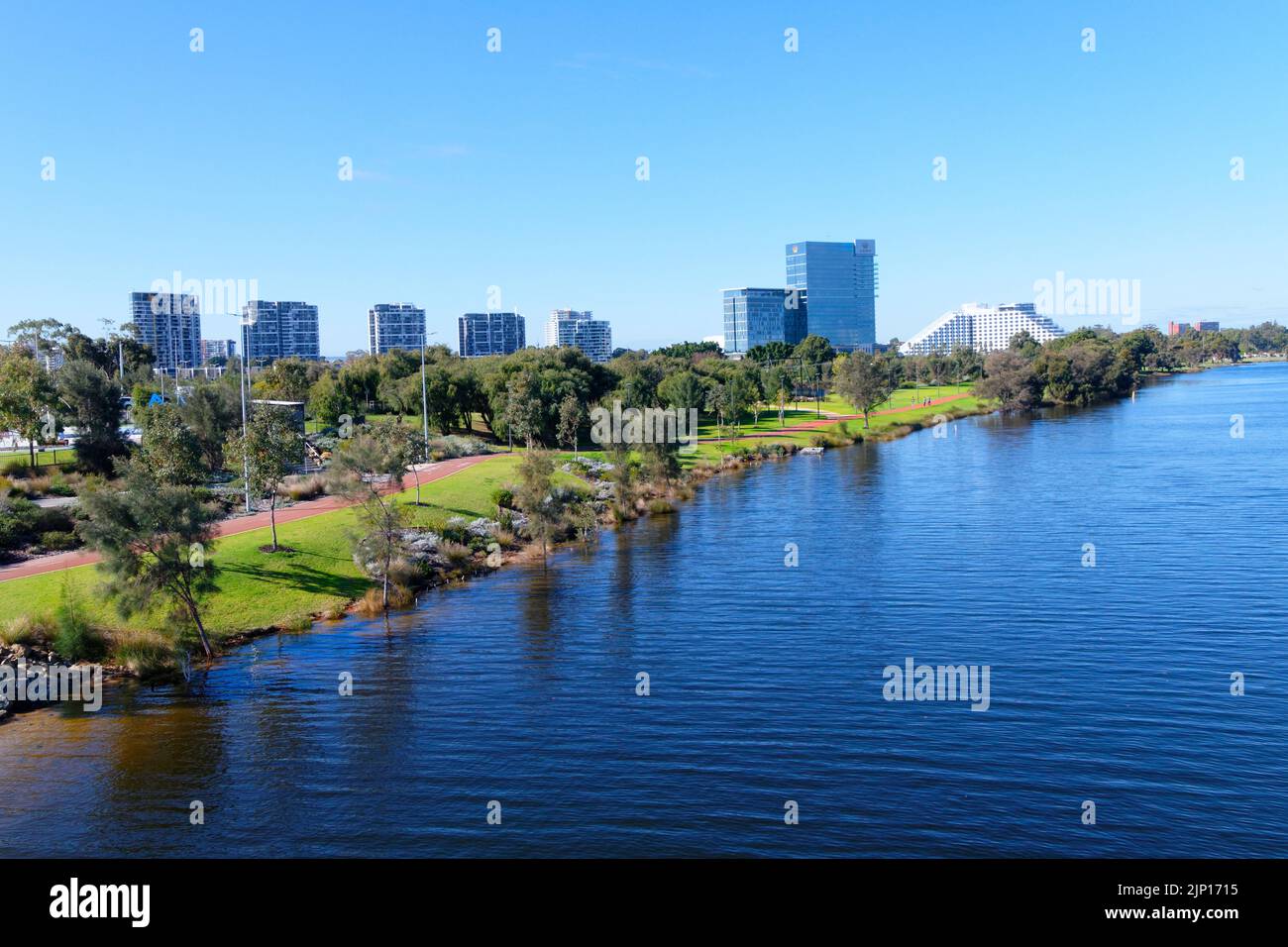 Vista panoramica sul fiume Swan fino a Burswood e al complesso del casinò Crown, Australia Occidentale Foto Stock