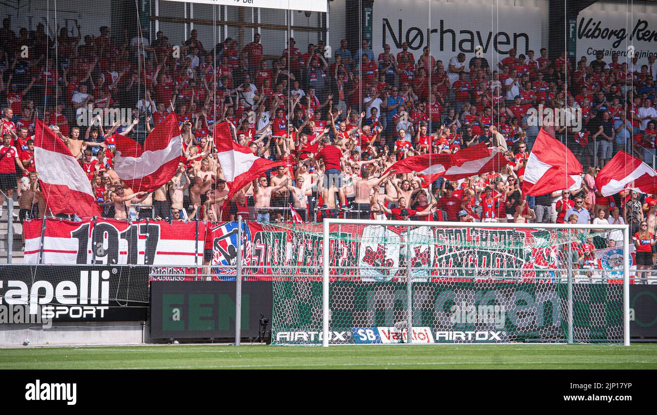 Viborg, Danimarca. 14th ago, 2022. Gli appassionati di calcio di Silkeborg SE visti nella sezione away durante la Superliga match 3F tra Viborg FF e Silkeborg IF all'Energi Viborg Arena di Viborg. (Photo Credit: Gonzales Photo/Alamy Live News Foto Stock