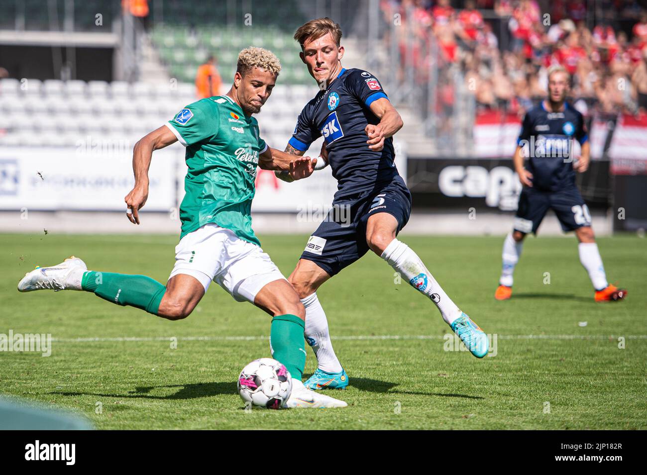 Viborg, Danimarca. 14th ago, 2022. Justin Lonwijk (8) di Viborg FF e Oliver Sonne (5) di Silkeborg SE visto durante il Superliga match 3F tra Viborg FF e Silkeborg IF all'Energi Viborg Arena di Viborg. (Photo Credit: Gonzales Photo/Alamy Live News Foto Stock