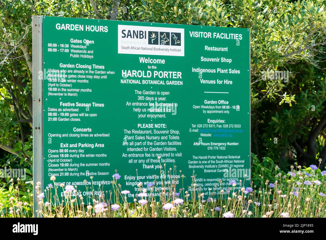 Cartello SANBI o segnaletica informazioni visitatori per Harold Porter National Botanical Garden a Betty's Bay, Western Cape, South Africa Concept Travel Foto Stock