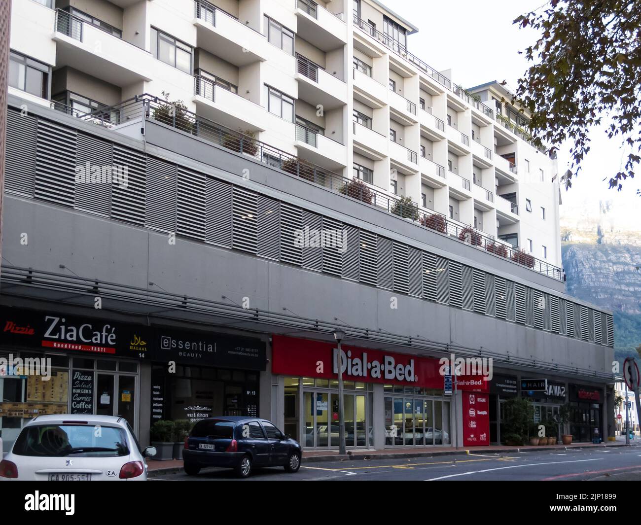 Proprietà residenziale e commerciale mista o immobiliare nel sobborgo urbano di Città del Capo, Sud Africa composto da negozi e appartamenti Foto Stock