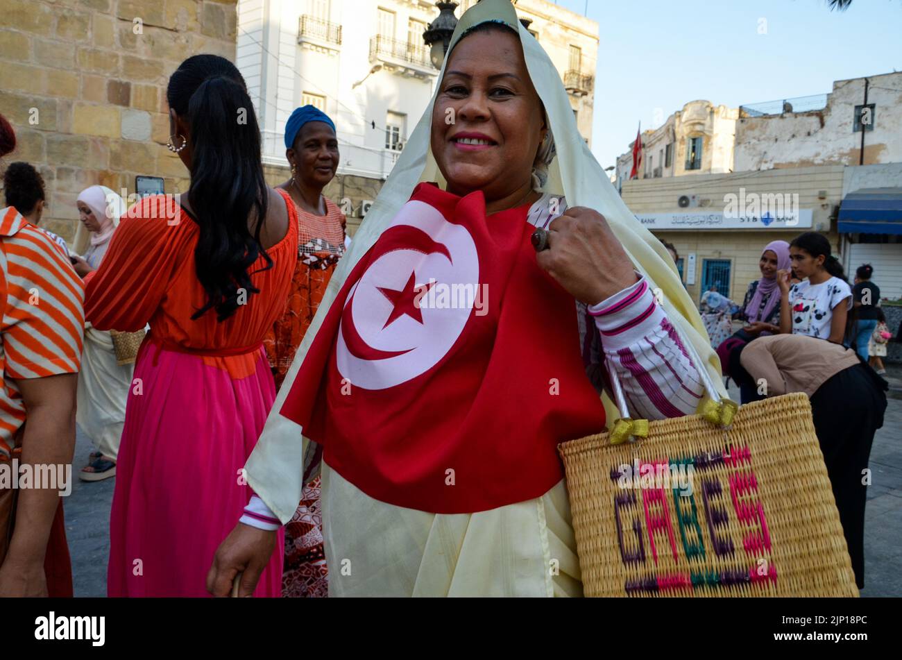 Tunisi, Tunisia. 13th ago, 2022. Tunisi, Tunisia. 13 agosto 2022. Le donne marciano lungo la Habib Bourghiba Avenue indossando abiti tradizionali a Tunisi per celebrare la Giornata Nazionale della Donna. I tunisini celebrano la Giornata Nazionale delle Donne il 13 agosto, per commemorare il giorno del 1956 in cui la Tunisia ha superato il codice di status personale, che abolì la poligamia e diede alle donne più diritti nella società (Credit Image: © Hasan Mrad/IMAGESLIVE via ZUMA Press Wire) Foto Stock