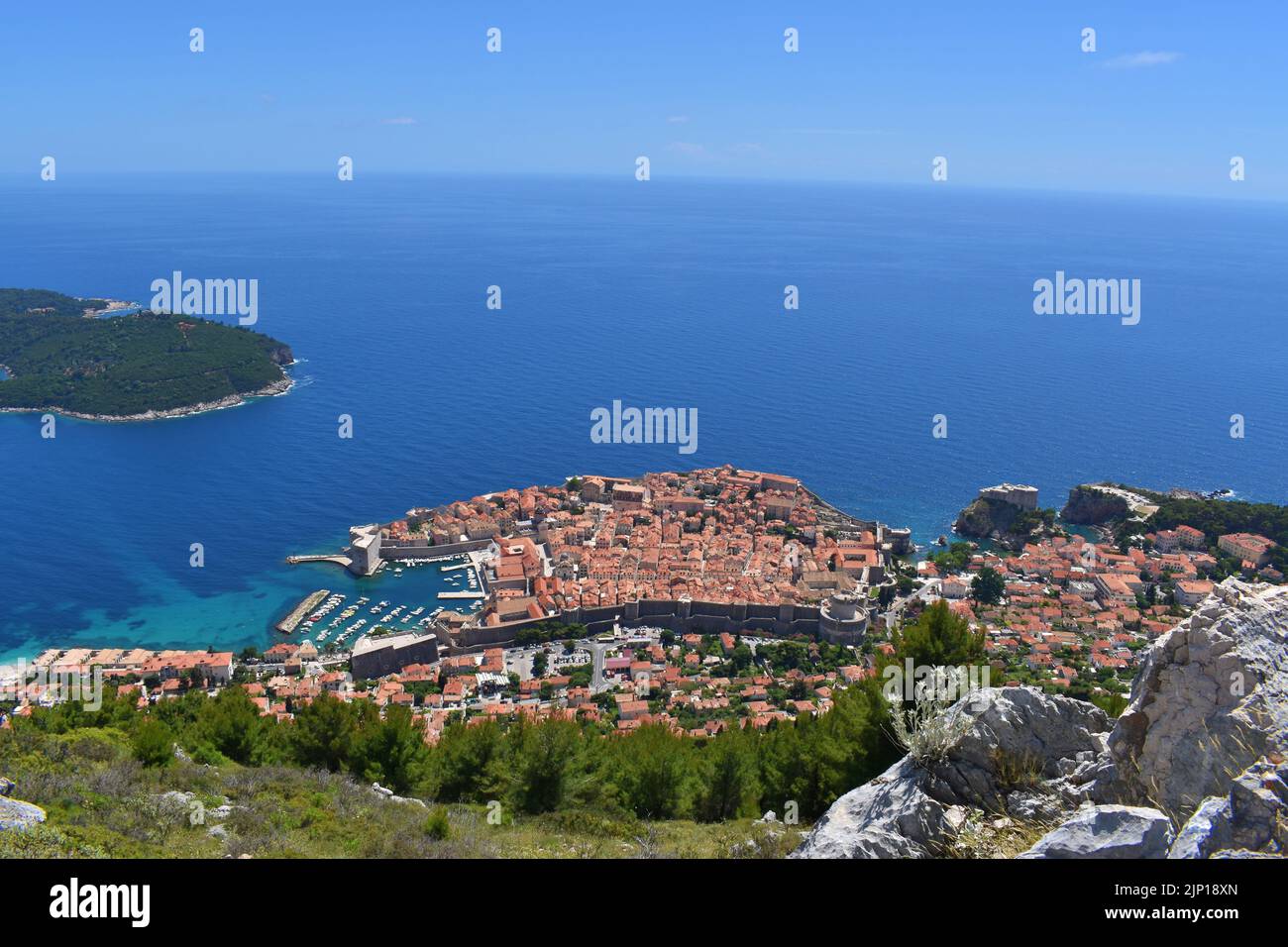 Foto aerea di Dubrovnik presa dalla collina di SRD sopra Dubrovnik. Dubrovnik è più famosa per le sue mura cittadine e nella storia recente per essere stata set cinematografico Foto Stock