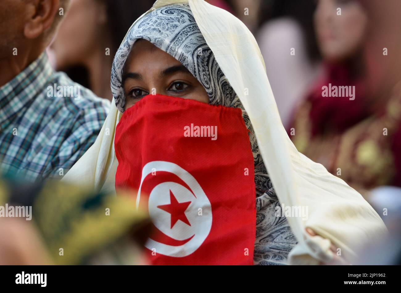 Tunisi, Tunisia. 13th ago, 2022. Tunisi, Tunisia. 13 agosto 2022. Le donne marciano lungo la Habib Bourghiba Avenue indossando abiti tradizionali a Tunisi per celebrare la Giornata Nazionale della Donna. I tunisini celebrano la Giornata Nazionale delle Donne il 13 agosto, per commemorare il giorno del 1956 in cui la Tunisia ha superato il codice di status personale, che abolì la poligamia e diede alle donne più diritti nella società (Credit Image: © Hasan Mrad/IMAGESLIVE via ZUMA Press Wire) Foto Stock