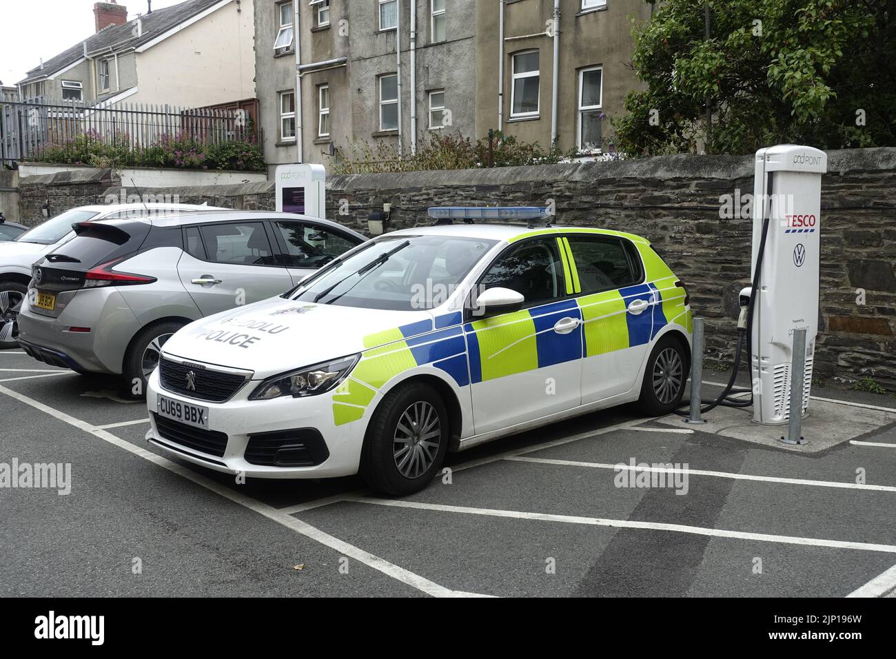 Ricarica di auto elettriche della polizia presso il punto di ricarica Tesco VW Leamington Spa, Warwickshire UK Foto Stock