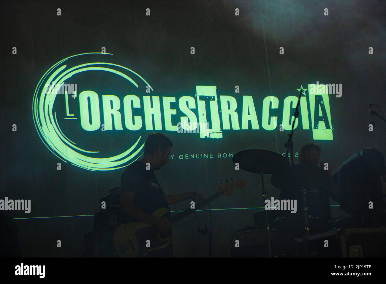 Santa Severa, Italia. 14th ago, 2022. Orchestraccia al Castello di Santa Severa in provincia di Roma. Il progetto musicale Orchestraccia nasce a Roma nel 2010 con il coinvolgimento di diversi artisti locali. Il nucleo originario era composto da Luca Angeletti, Roberto Angelini, Diego Bianchi, Giorgio Caputo, Marco Conidi, Edoardo Leo ed Edoardo Pesce. In diretta da: Riccardo corso, Giovanni di Cosimo, Gianfranco Mauto, Daniele Natrella e Matteo Pezzolet. (Foto di Daniela Franceschelli/Pacific Press) Credit: Pacific Press Media Production Corp./Alamy Live News Foto Stock