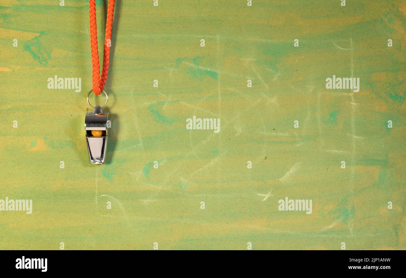 Fischio di arbitro o allenatore di calcio e tattiche di calcio scribi su sfondo verde. Grande evento di calcio quest'anno, grande spazio copia gratuito Foto Stock