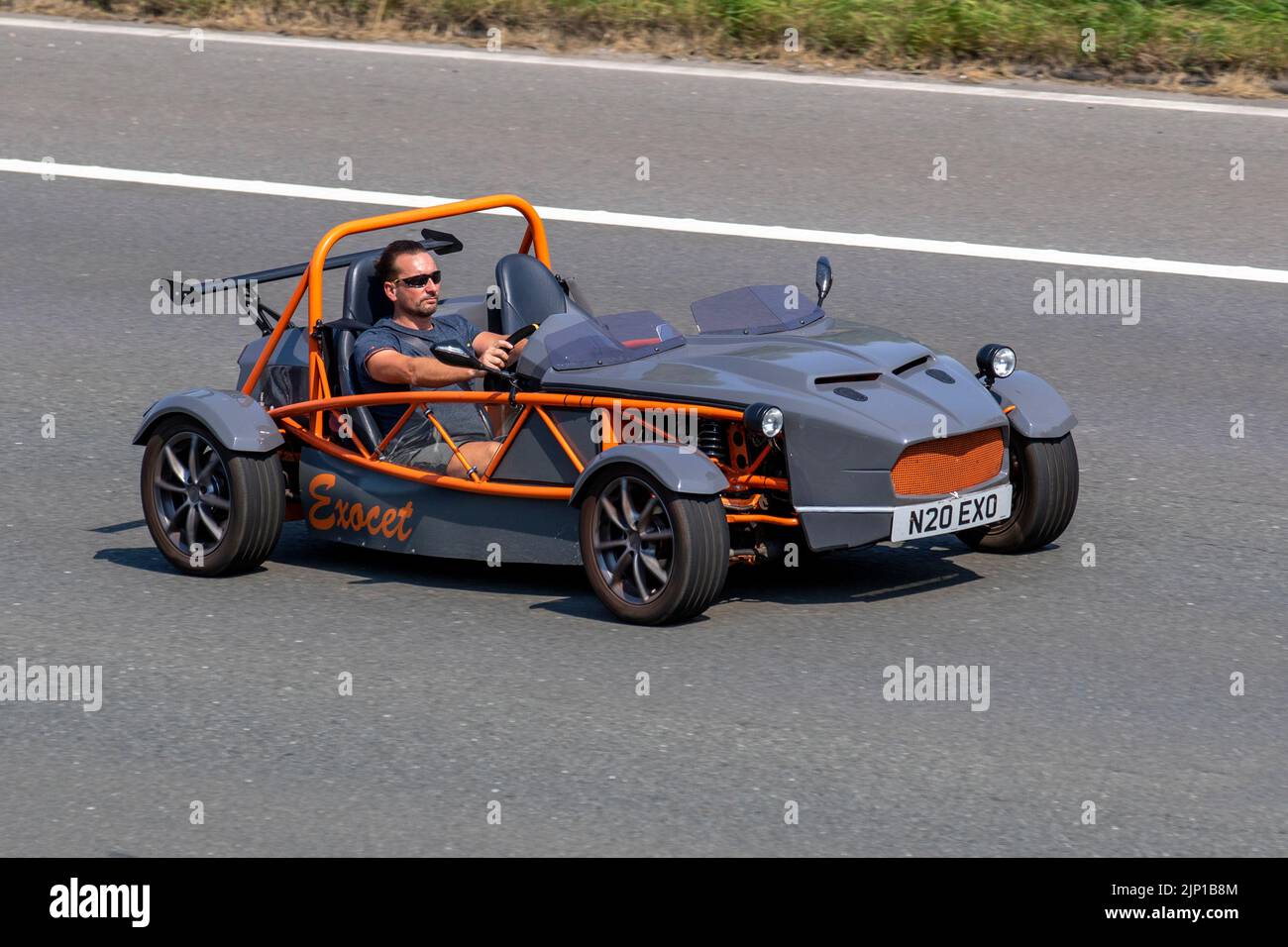 2002 grigio arancione, MX-5 MeV Exocet kit auto; MEV Exocet è MX5 basato su un enorme miglioramento del rapporto potenza-peso visto viaggiare sulla M6 autostrada, Manchester, Regno Unito Foto Stock