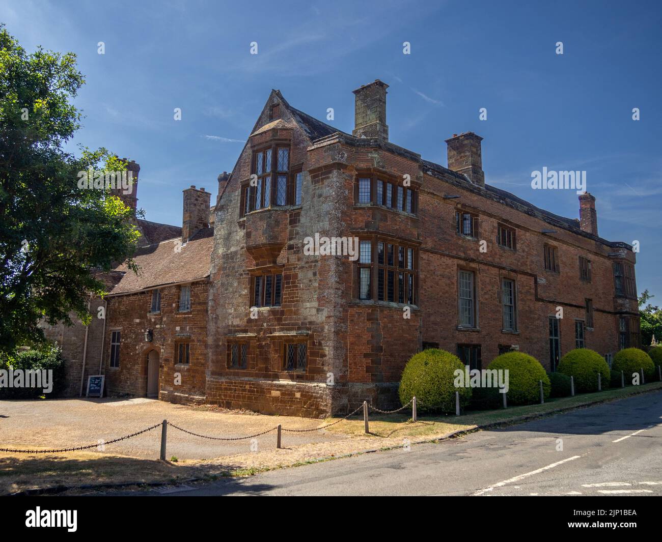 Canons Ashby House Northamptonshire, un maniero elisabettiano sotto la cura del National Trust; vista dall'autostrada pubblica Foto Stock