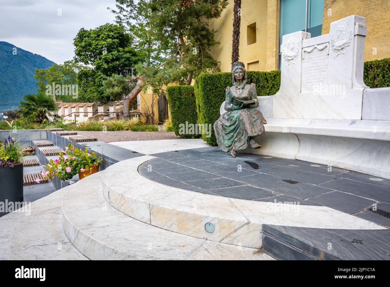 Statua bronzea dell'imperatrice Sissi nel giardino di Castel Trauttmansdorff, Merano, Alto Adige, Italia, Europa Foto Stock