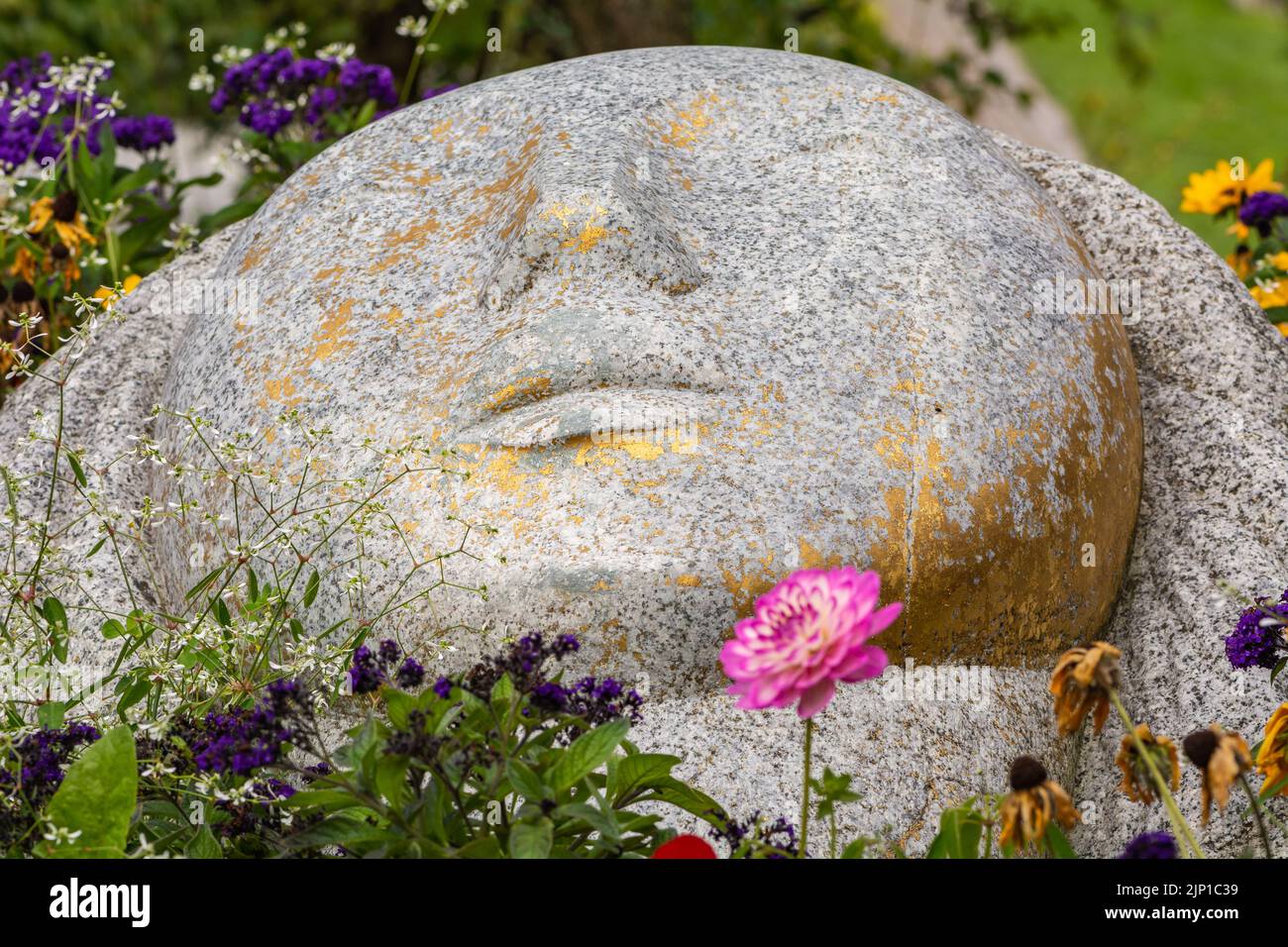 Scultura in bronzo nei giardini Trauttmansdorff di Merano - Alto Adige, Italia settentrionale Foto Stock