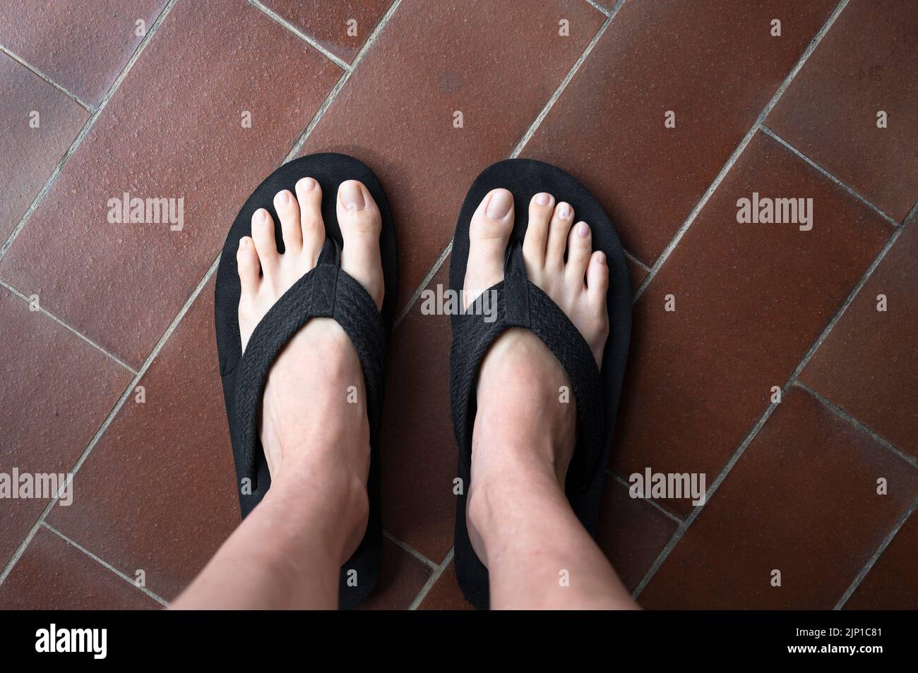 Piedi di donna con infradito più grande pantofole Foto Stock