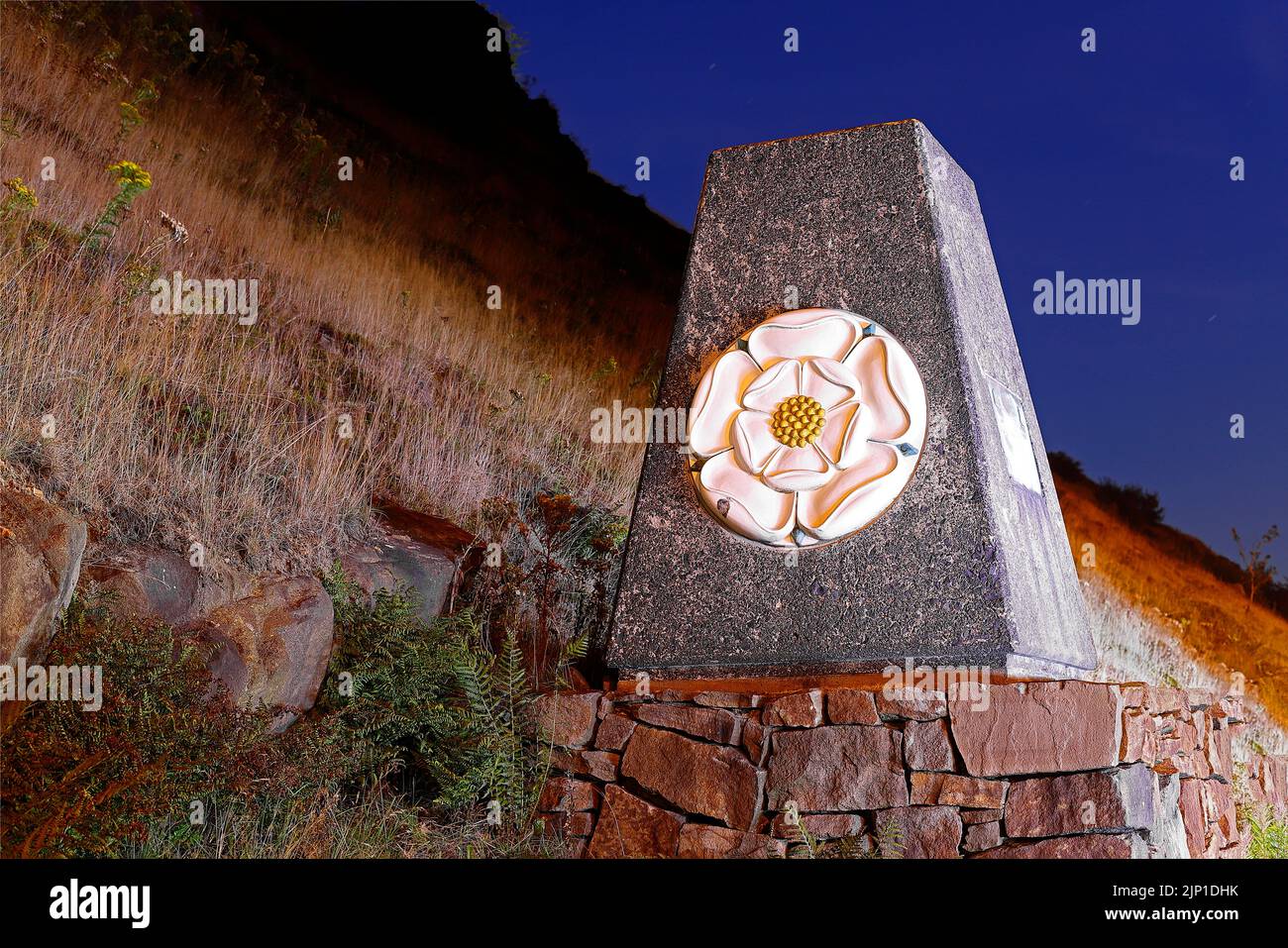 Pietra marker eretta al confine del Lancashire e dello Yorkshire il M62 e svelata da sua Maestà la Regina durante la sua visita al sito nel 1971 Foto Stock