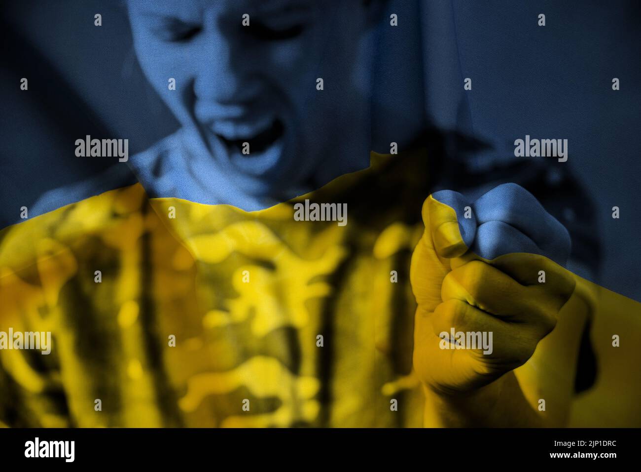 Una donna Ucraina urla dal male e dall'odio per gli assassini russi sullo sfondo della bandiera giallo-blu dell'Ucraina, un grido di rabbia per la Th Foto Stock