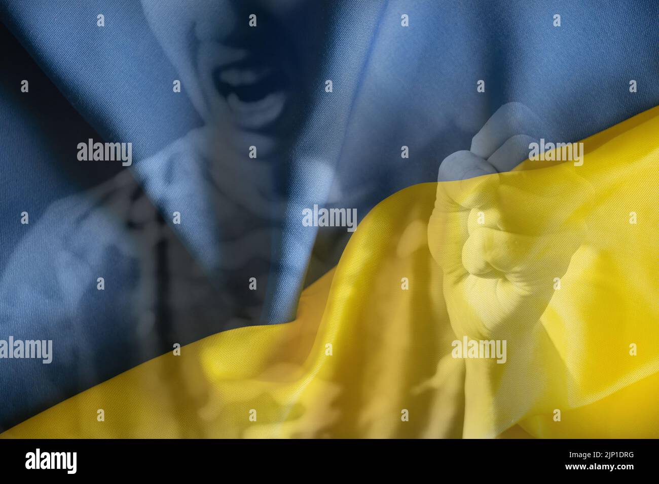 Una donna Ucraina urla dal male e dall'odio per gli assassini russi sullo sfondo della bandiera giallo-blu dell'Ucraina, un grido di rabbia per la Th Foto Stock