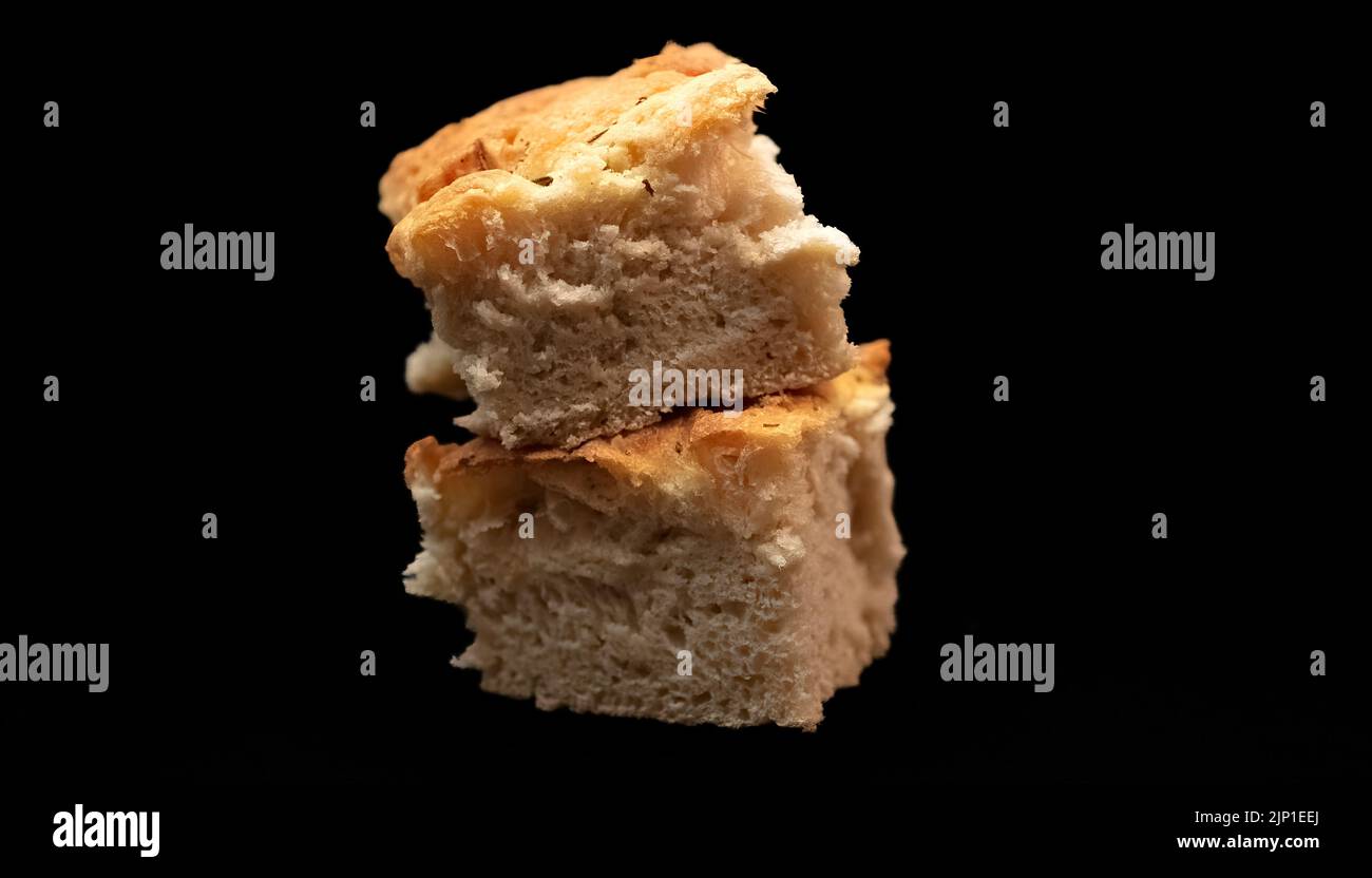 Piazze di focaccia italiana su sfondo nero Foto Stock