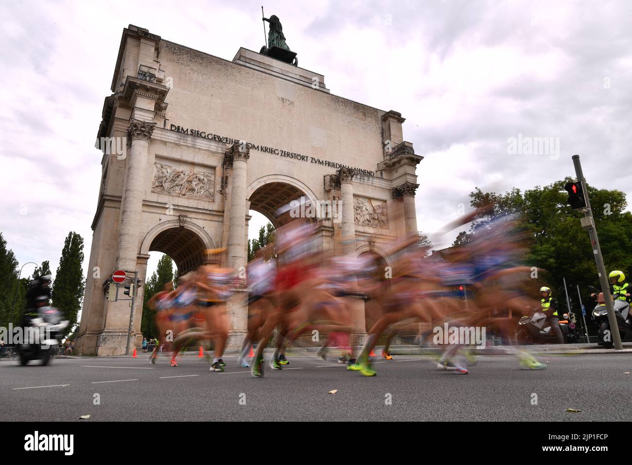 15 agosto 2022, Baviera, Monaco: Atletica: Campionati europei, Campionato europeo, Maratona Donne: Il campo femminile passa oltre la porta della Vittoria. Foto: Marius Becker/dpa Foto Stock